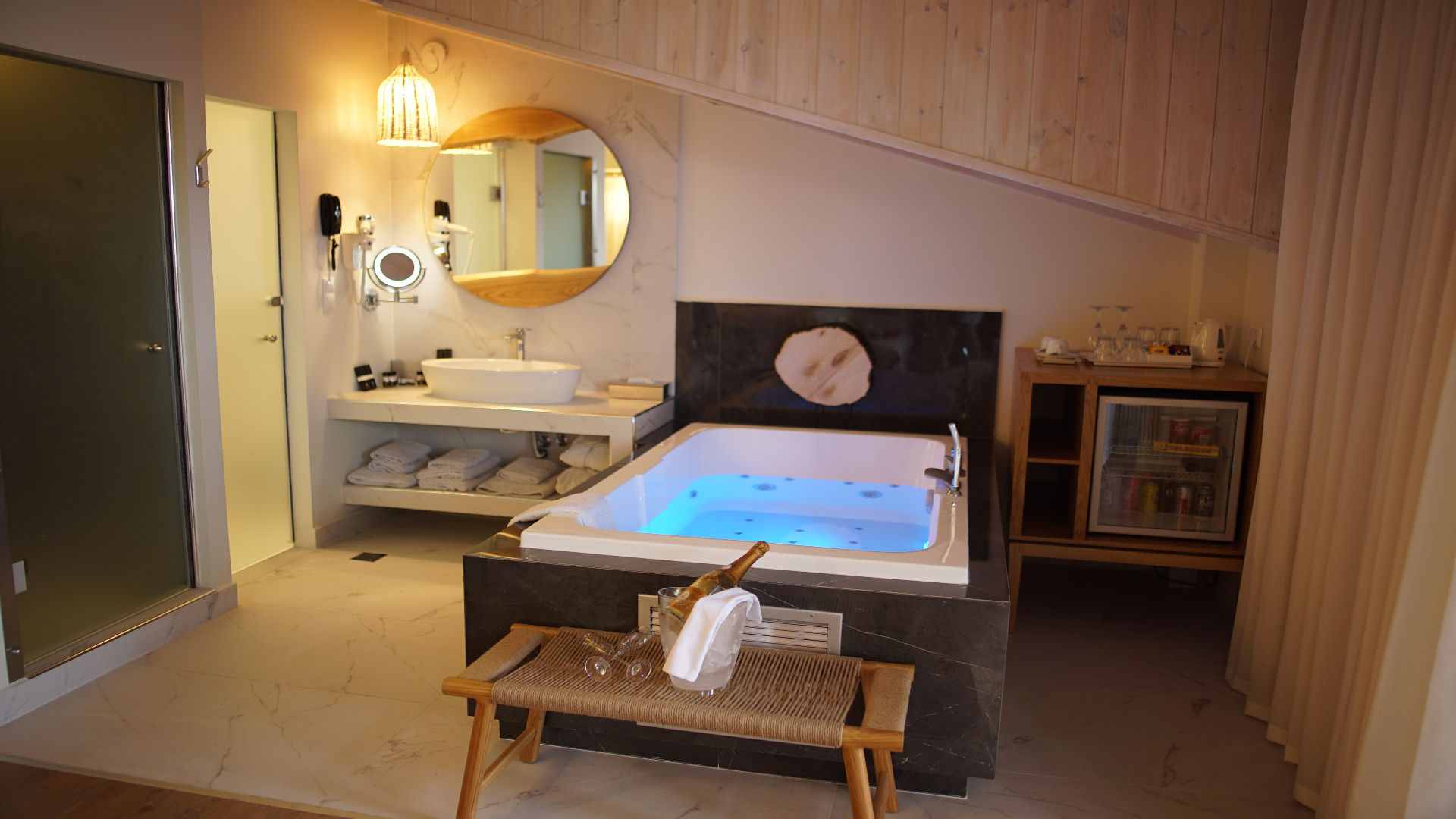 Executive Mediterranean Suite with 2 Jacuzzi/Hot Tub