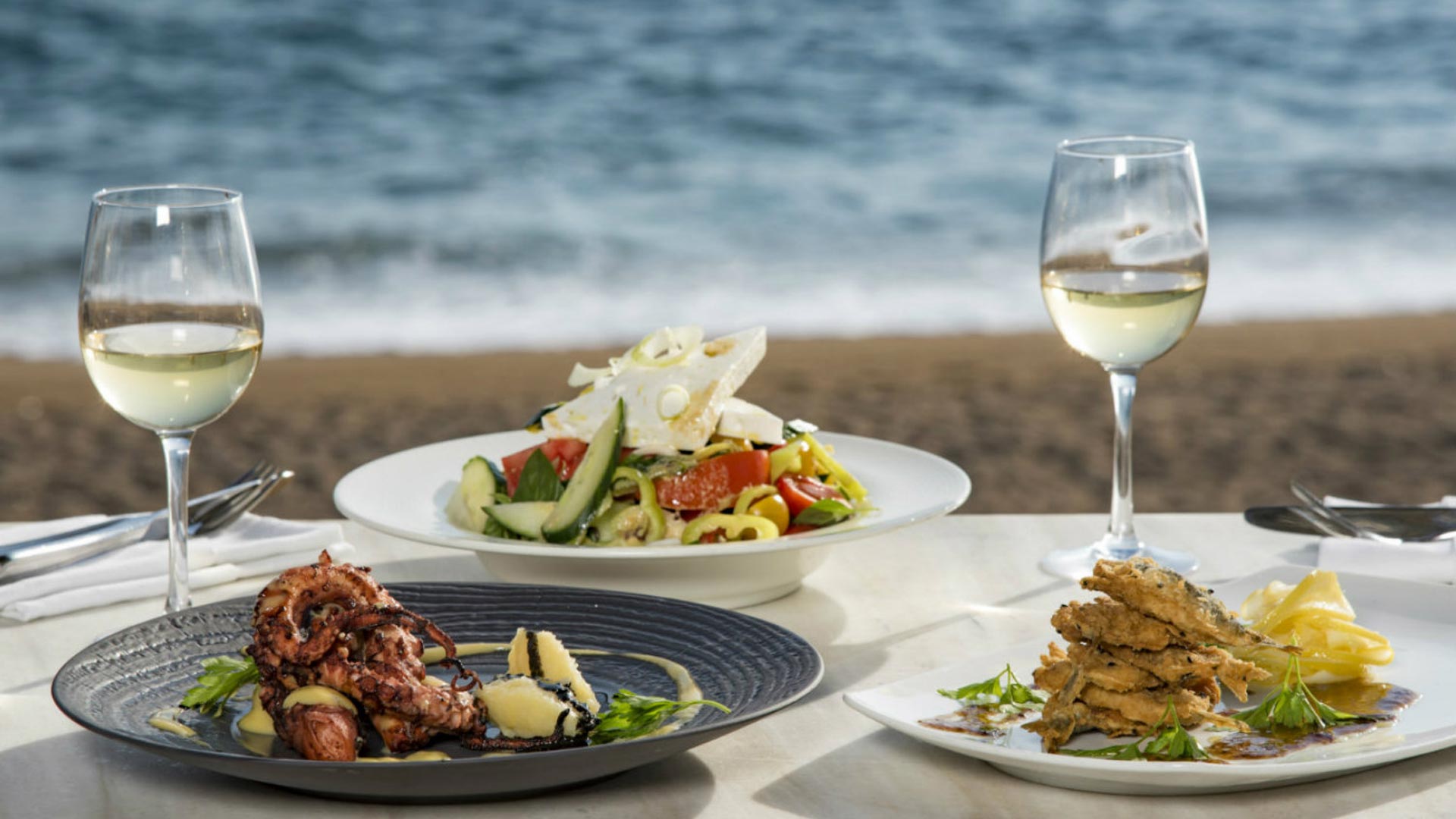 Морской ужин. Ужин на берегу моря. Ресторан на берегу моря. Ресторан у моря. Морепродукты в ресторане на берегу моря.